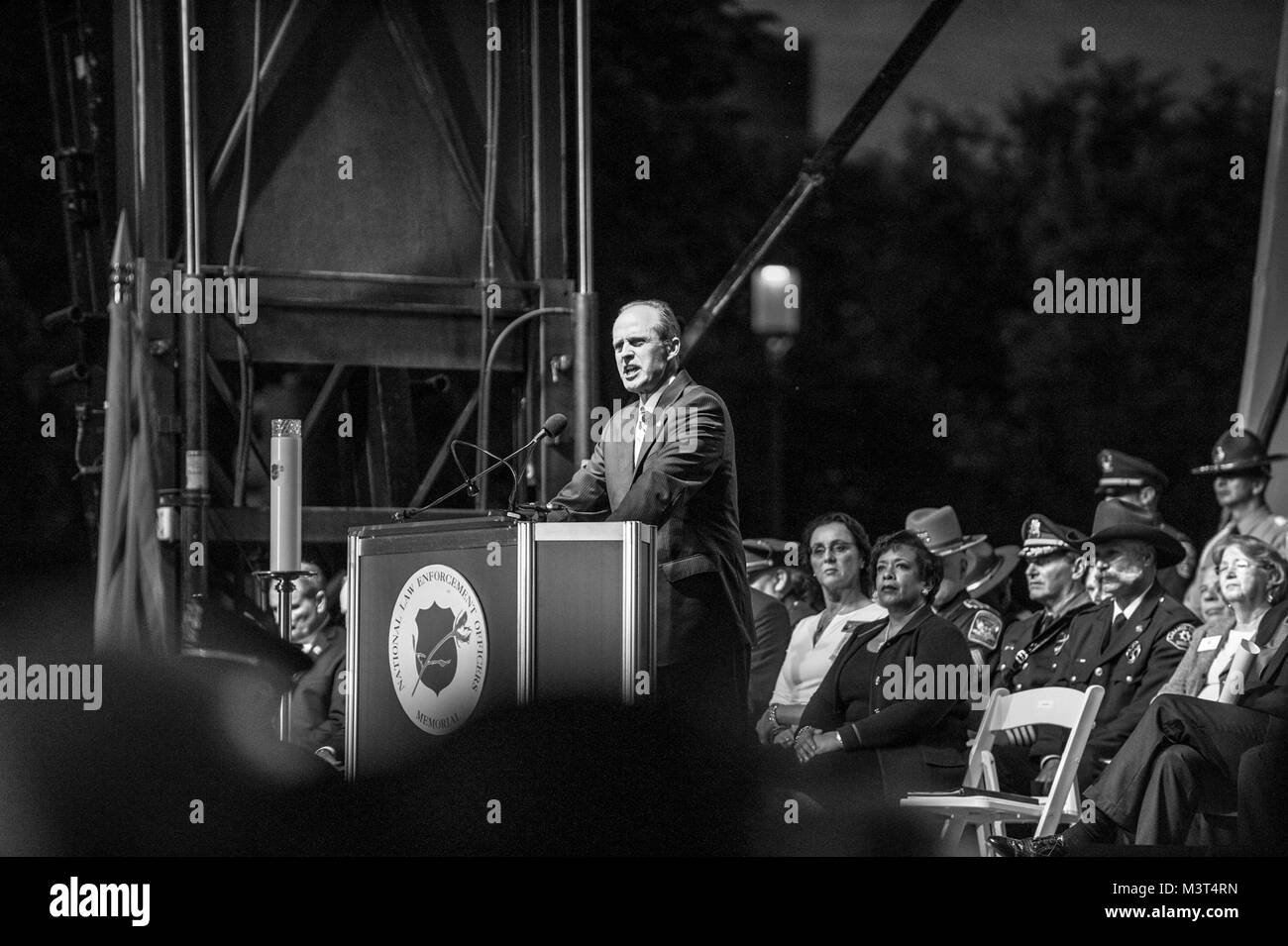 Au cours de cette année, la Semaine de la police veillée aux chandelles à Washington D.C. Le U.S. Marshals Service honoré deux de nos députés et accueilli leurs familles. En 2015 nous avons perdu les deux puits de Josie et Zacarias Toro. En 1962, le président Kennedy a proclamé le 15 mai comme Journée de commémoration nationale des agents de la paix et de la semaine civile dans laquelle tombe le 15 mai, comme la Semaine nationale de la police. Créé par une résolution conjointe du Congrès en 1962, la Semaine nationale de la police accorde une reconnaissance aux responsables de l'application des lois qui ont perdu leur vie dans l'exercice de leurs fonctions pour la sécurité et la protection des autres. Photo par : Shane Banque D'Images