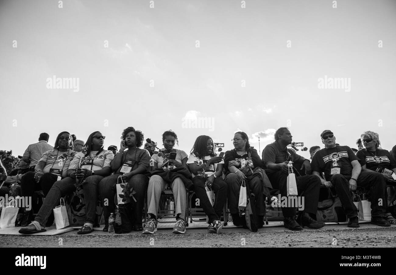 Au cours de cette année, la Semaine de la police veillée aux chandelles à Washington D.C. Le U.S. Marshals Service honoré deux de nos députés et accueilli leurs familles. En 2015 nous avons perdu les deux puits de Josie et Zacarias Toro. En 1962, le président Kennedy a proclamé le 15 mai comme Journée de commémoration nationale des agents de la paix et de la semaine civile dans laquelle tombe le 15 mai, comme la Semaine nationale de la police. Créé par une résolution conjointe du Congrès en 1962, la Semaine nationale de la police accorde une reconnaissance aux responsables de l'application des lois qui ont perdu leur vie dans l'exercice de leurs fonctions pour la sécurité et la protection des autres. Photo par : Shane Banque D'Images