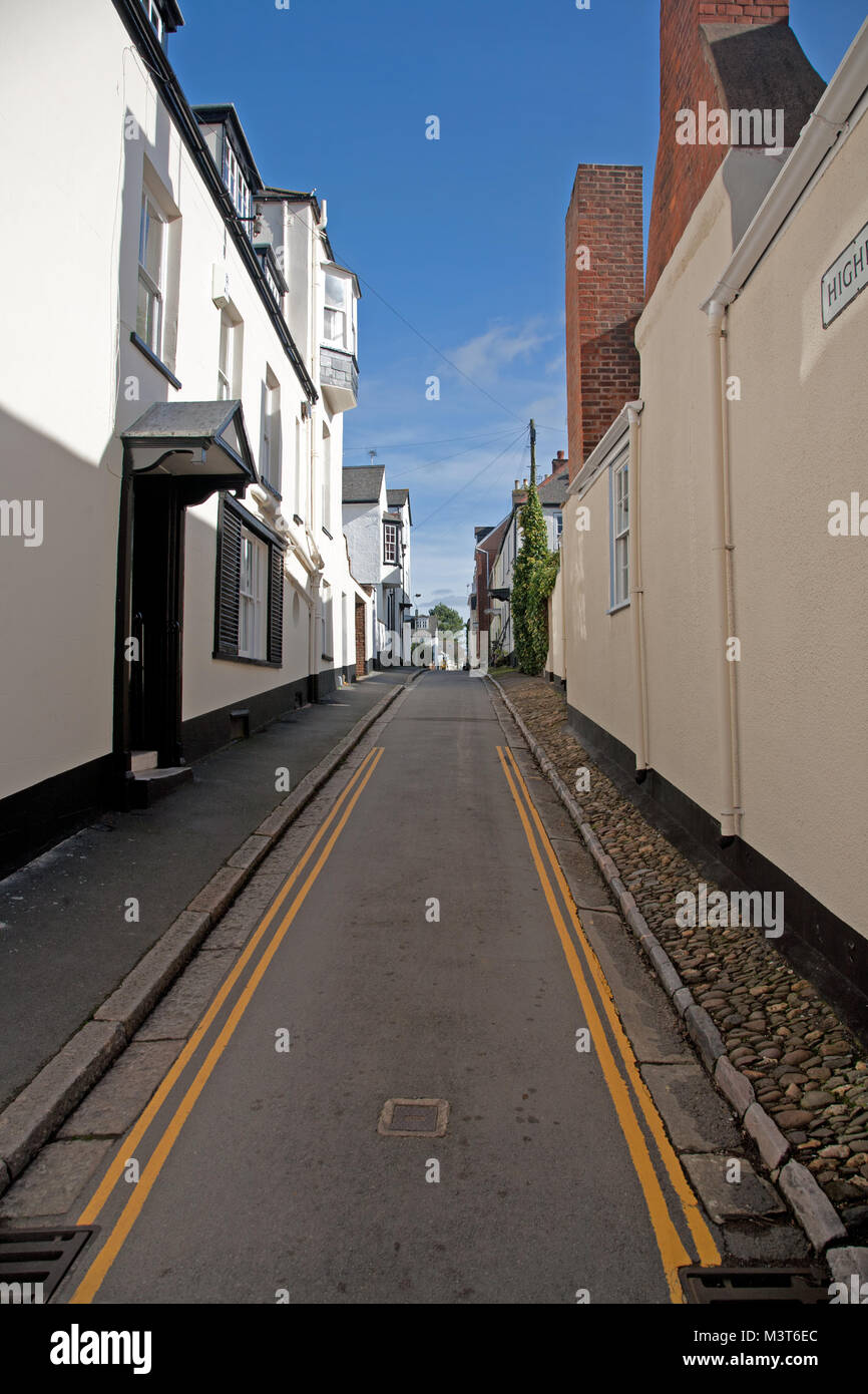 Les lignes jaunes double peint sur une rue étroite dans la région de Topsham, Devon, UK. Banque D'Images