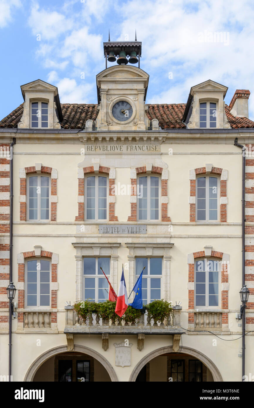 Mairie / Hôtel de Ville) avec des drapeaux français et des cloches à Marciac, Gers (Gascogne), l'Occitanie (Midi-Pyrénées), le sud-ouest de la France Banque D'Images