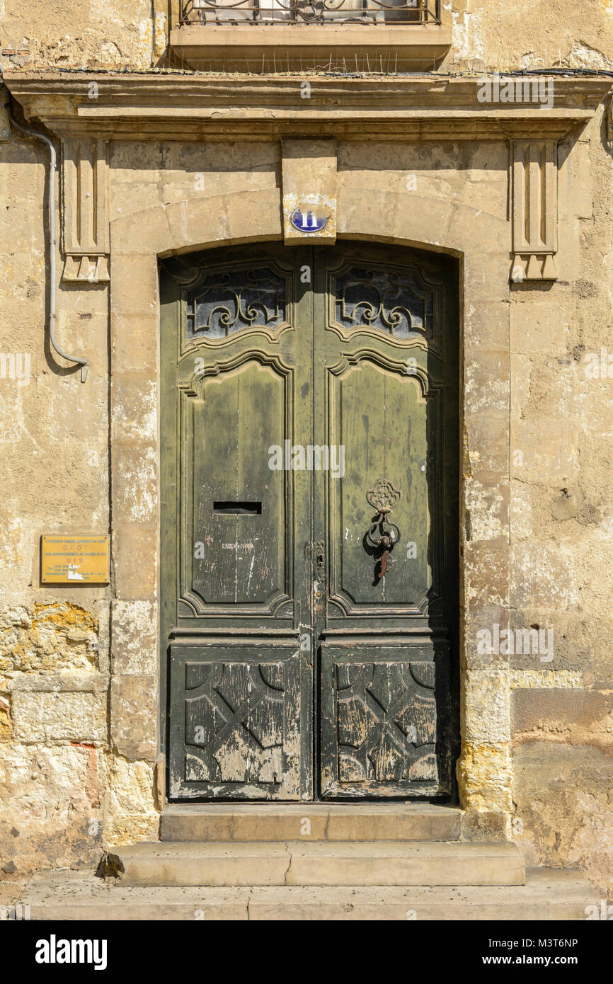 Bâtiment traditionnel avec une façade porte en bois vert à Auch, Gers (Gascogne), l'Occitanie (Midi-Pyrénées), le sud-ouest de la France Banque D'Images