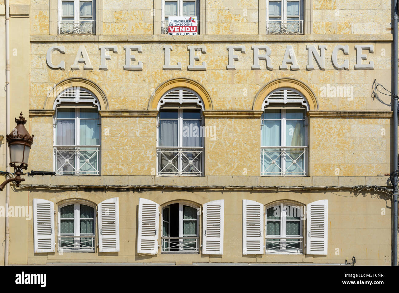 La façade de l'immeuble traditionnel de café le France de la rue de la Republique, Auch, Gers (Gascogne), l'Occitanie (Midi-Pyrénées), le sud-ouest de la France Banque D'Images