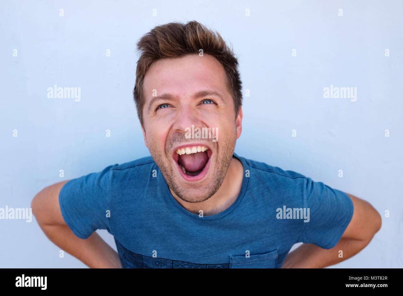 Portrait of a young man screaming car de nouvelles positives. Banque D'Images
