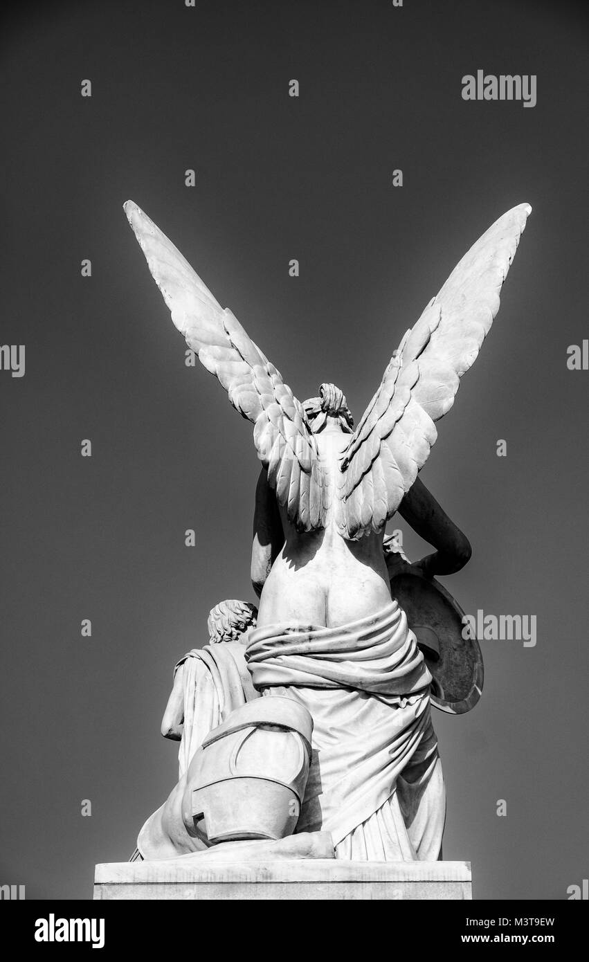Statue de l'ange sur Schlossbrucke conçu par Schinkel au Lustgarten sur l'Île aux Musées (Museumsinsel) à Mitte, Berlin, Allemagne Banque D'Images