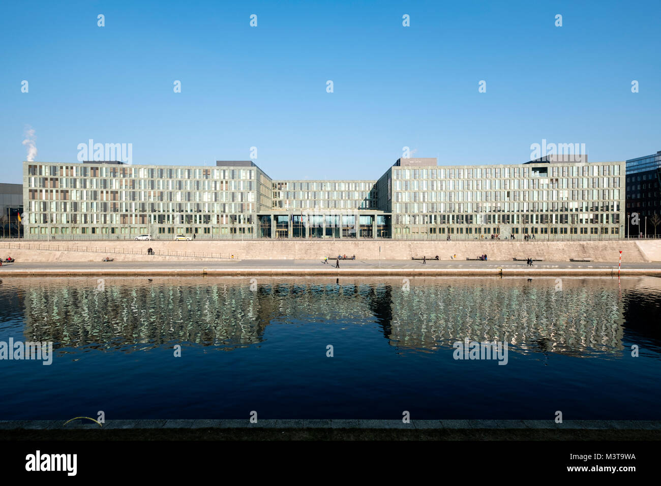 Avis de ministère fédéral de l'éducation et de la Recherche (Bundesministerium fŸr Bildung und Forschung) sur Kapelle Ufer à côté de la Spree à Berlin Mitte Banque D'Images