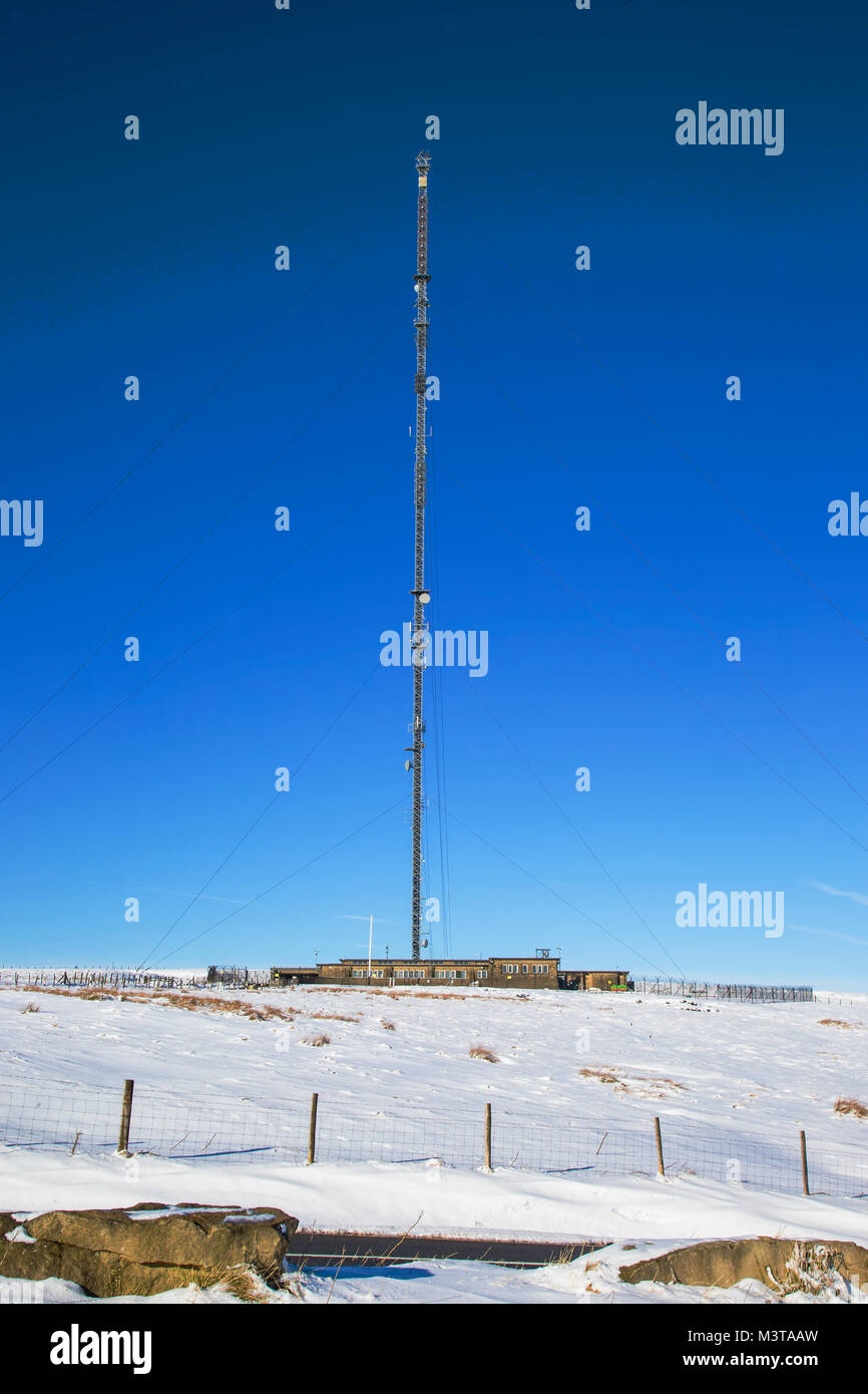 Vue rapprochée de l'Holme Moss de transmission radio dans le West Yorkshire sur une froide journée d'hiver Banque D'Images