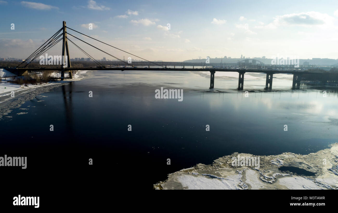 Paysage avec Moscou suspension pont sur le Dniepr, Kiev, Ukraine, Holosiiv Banque D'Images