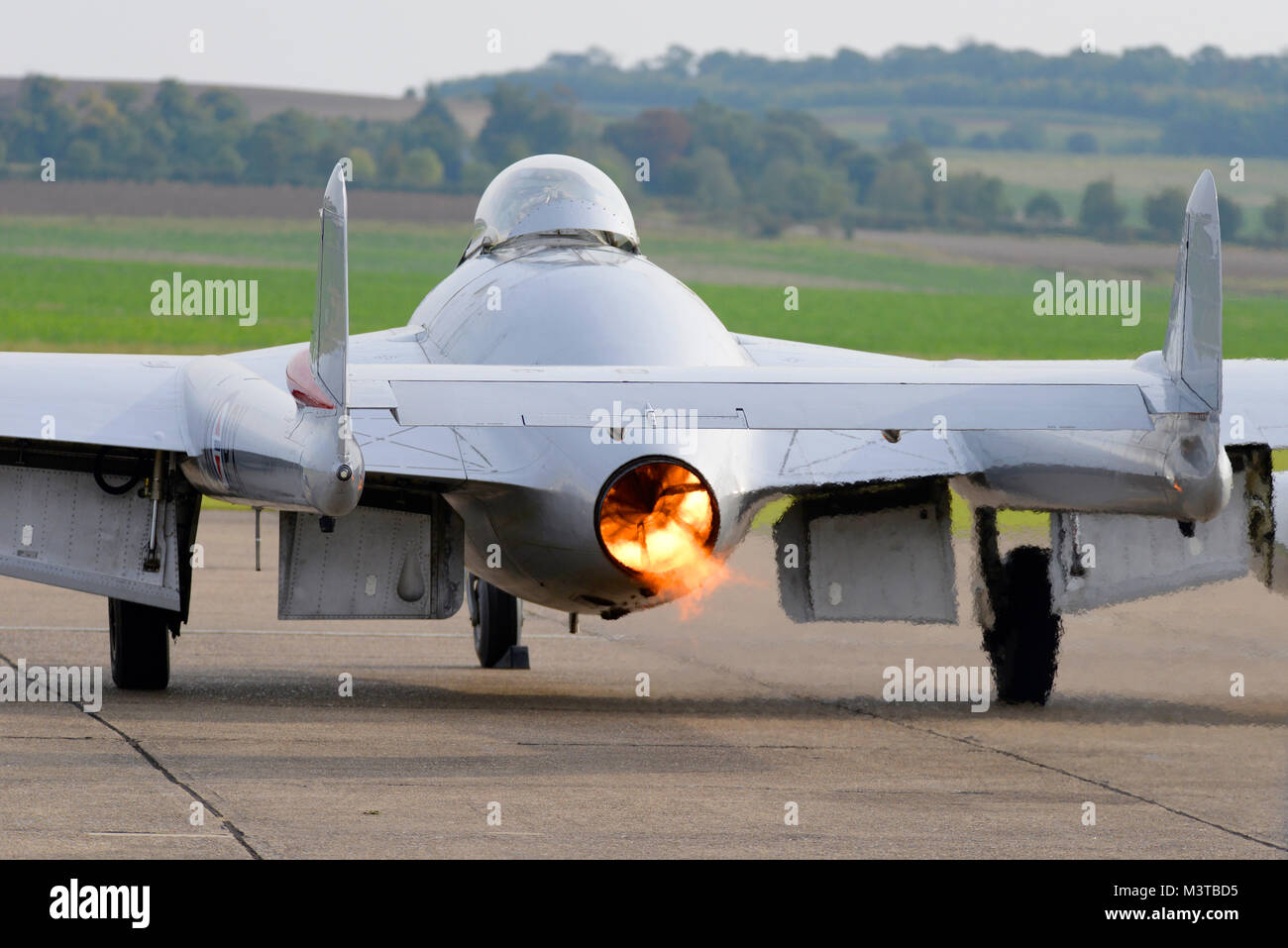 De Havilland Vampire jet vintage classique à partir jusqu'à la combustion de carburant à la flamme à l'échappement. Contact démarrage humide Banque D'Images