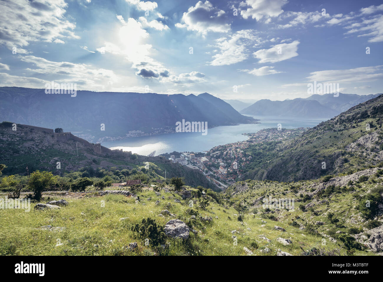 Vue aérienne de la montagne au-dessus de ruines de forteresse dans la ville de Kotor en baie de Kotor de Mer Adriatique, le Monténégro Banque D'Images