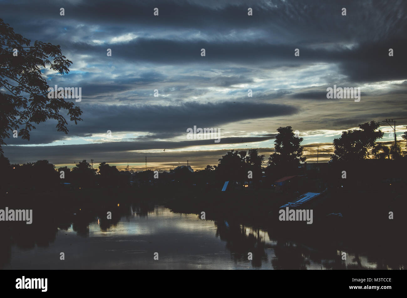 Belle soirée et la réflexion du ciel dans l'eau claire sur la rivière Banque D'Images