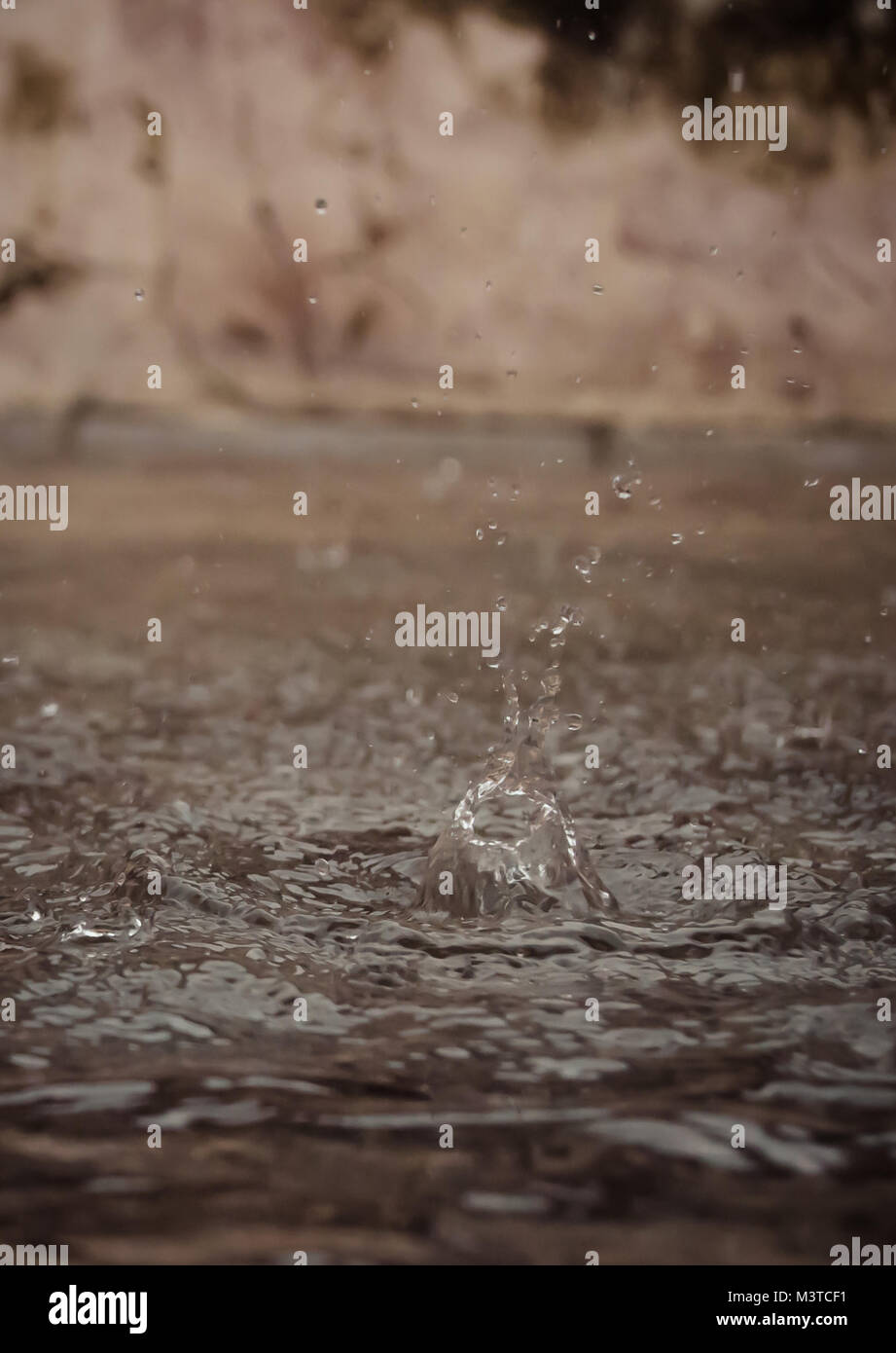 Dans la piscine de l'eau splash rainy day Banque D'Images