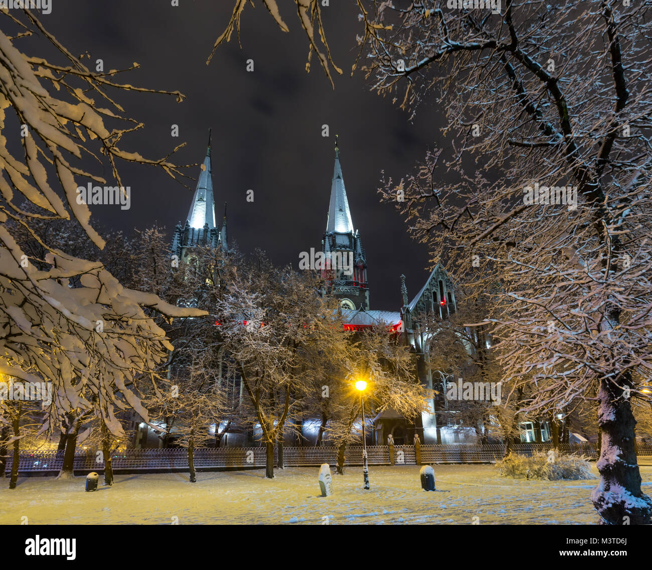 Belle nuit illuminée de l'Église d'hiver de Sts. Olha et Elizabeth à Lviv, Ukraine. Construit dans les années 1903-1911. Banque D'Images