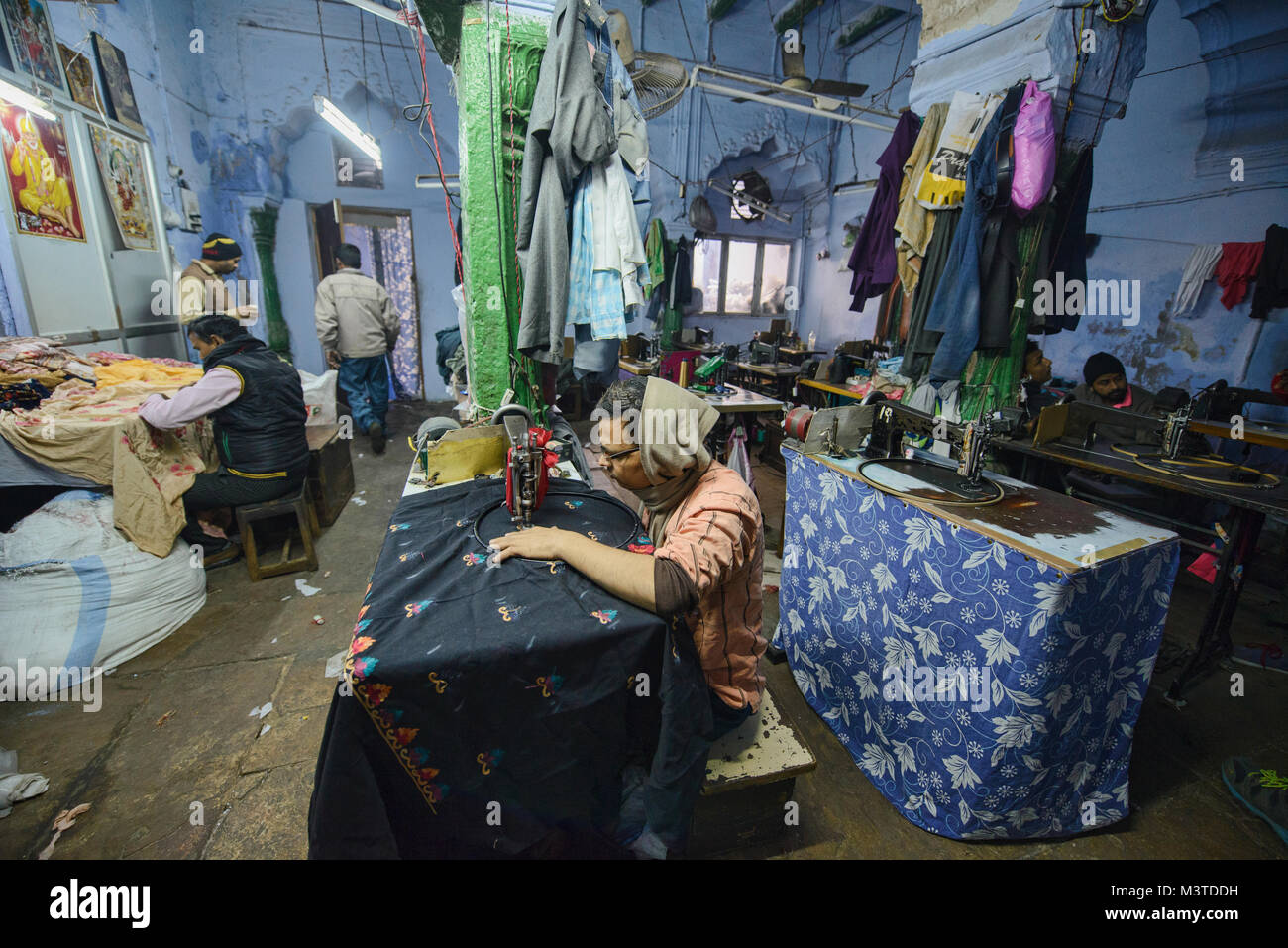 Stitcher d'experts au travail dans une usine de vêtements dans la vieille ville de Delhi, Inde Banque D'Images