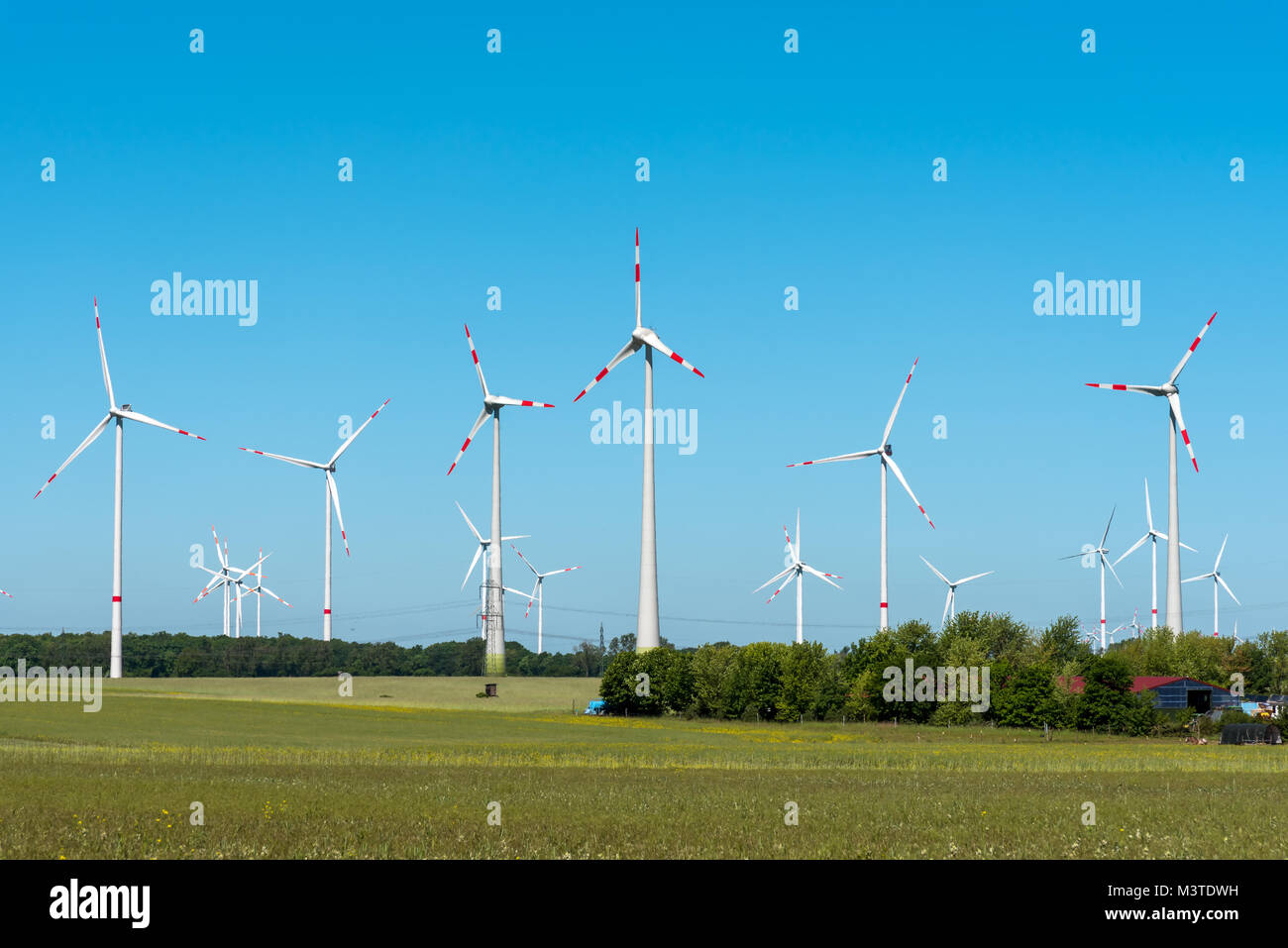 L'usine de l'énergie éolienne sur une journée ensoleillée vu en Allemagne Banque D'Images