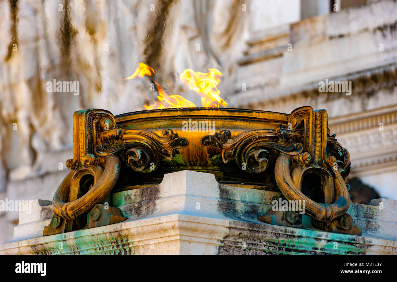 Close up de flamme éternelle de brasero en bronze dédié à le Soldat inconnu dans le monument au roi Victor Emmanuel, Rome, Italie. Banque D'Images