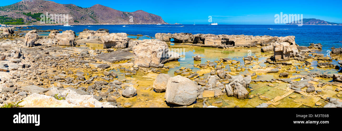 Calcarenite carrières sur la côte nord-est de Favignana, tuf un matériau de construction. Banque D'Images