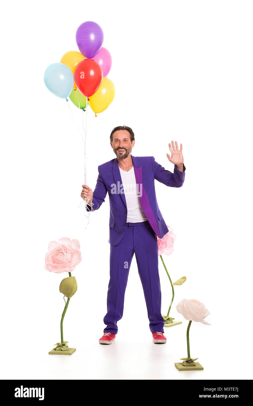 Homme agréable avec des ballons et des fleurs Banque D'Images