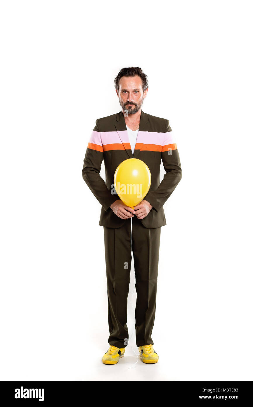 Homme heureux avec ballon jaune Banque D'Images