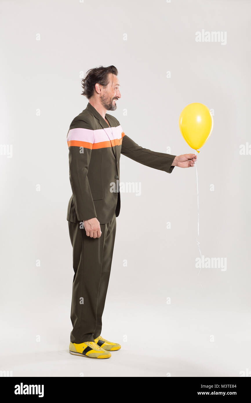 Homme heureux avec ballon jaune Banque D'Images