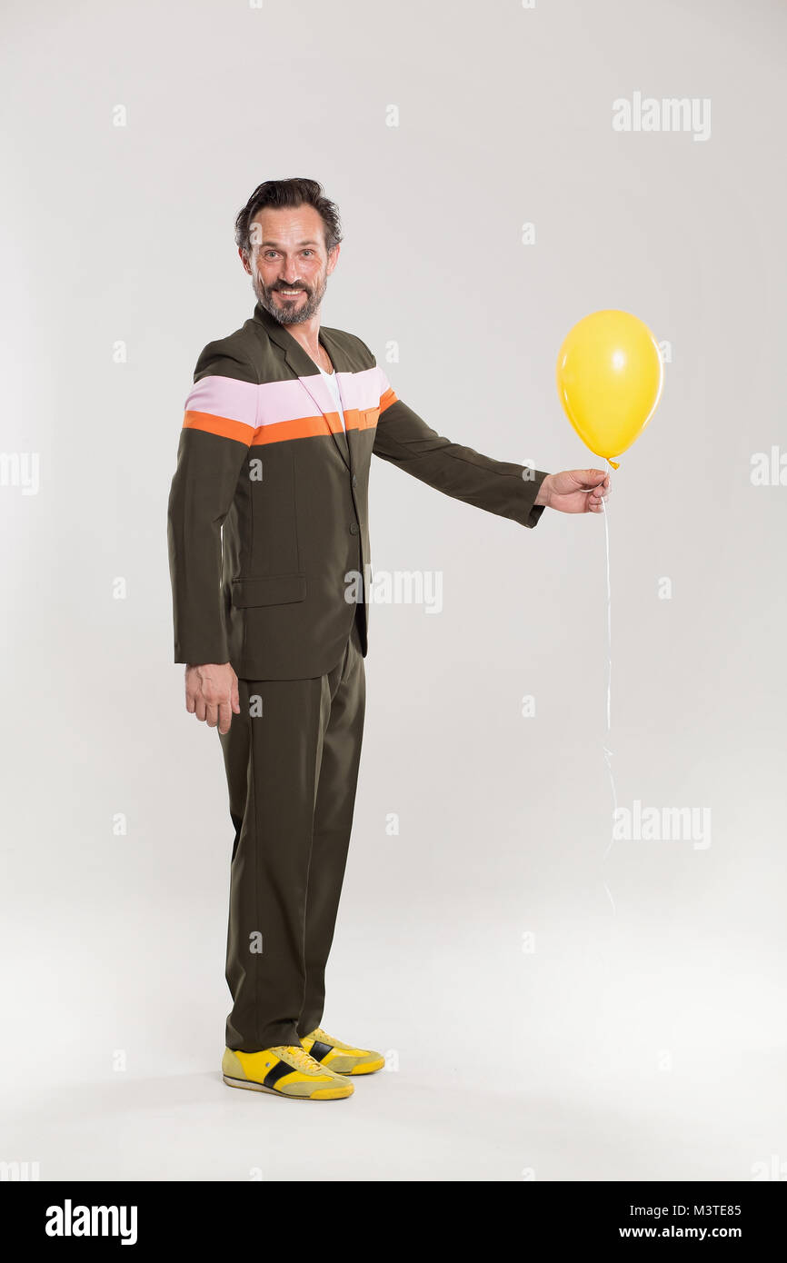 Homme heureux avec ballon jaune Banque D'Images