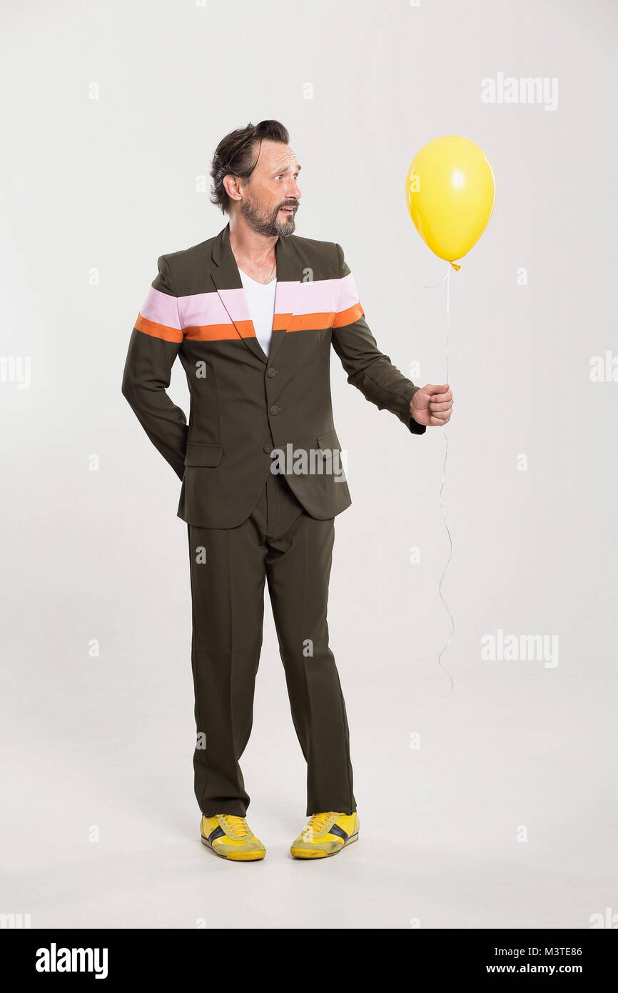Homme heureux avec ballon jaune Banque D'Images