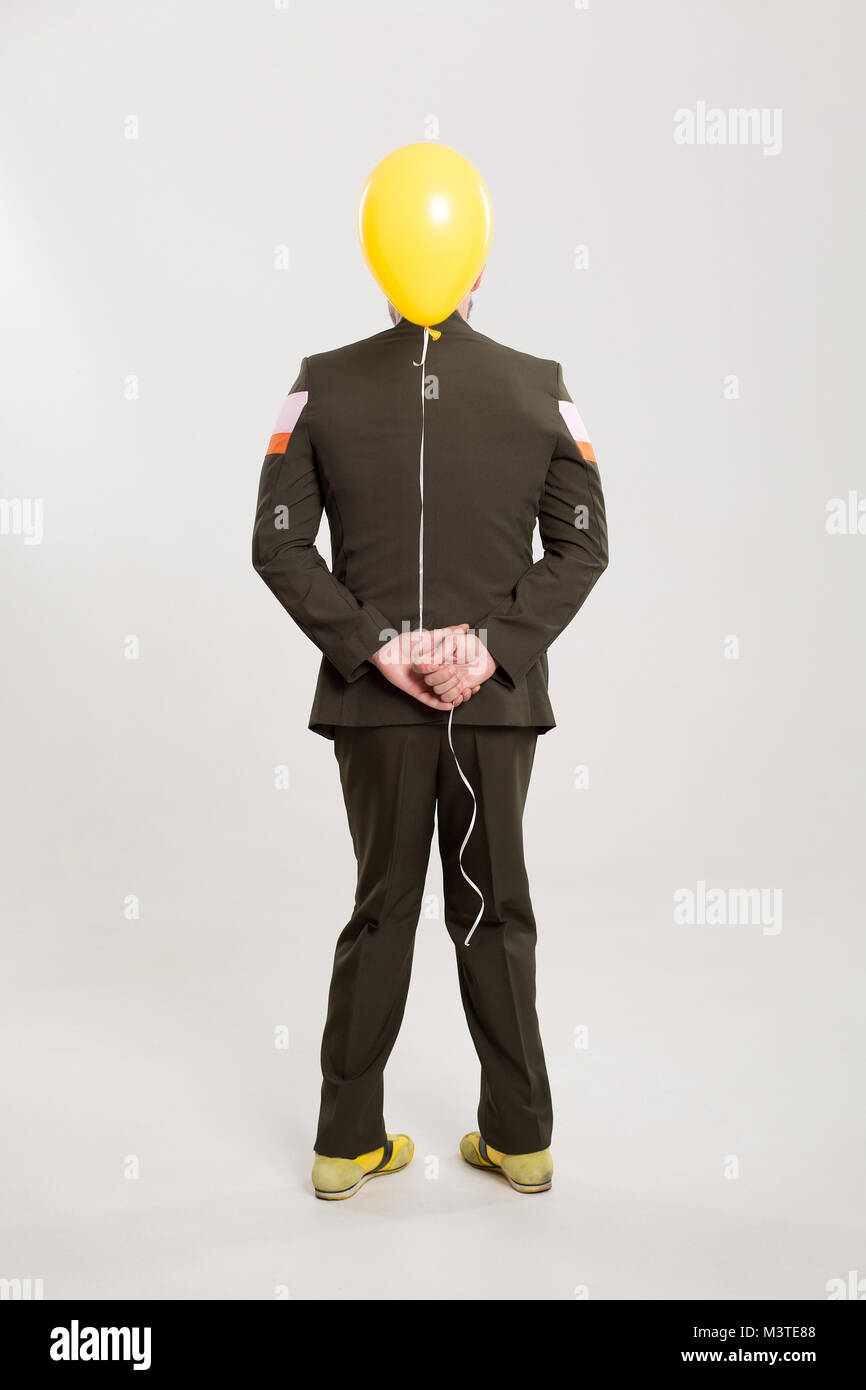 Homme heureux avec ballon jaune Banque D'Images