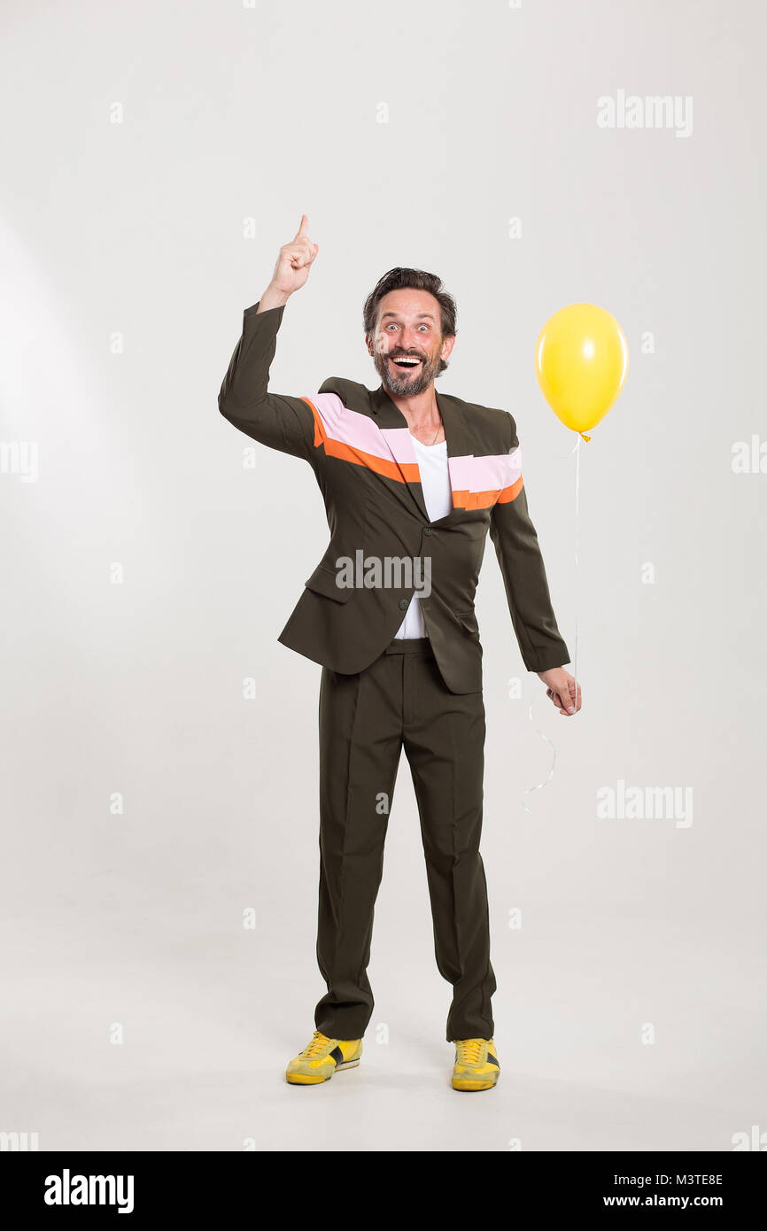 Homme heureux avec ballon jaune Banque D'Images