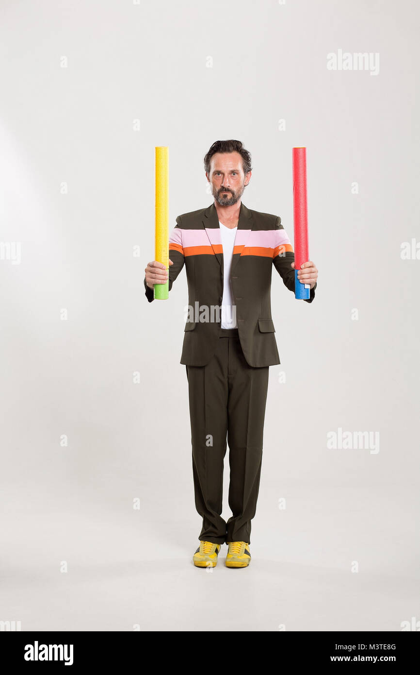 Homme heureux avec ballon jaune Banque D'Images