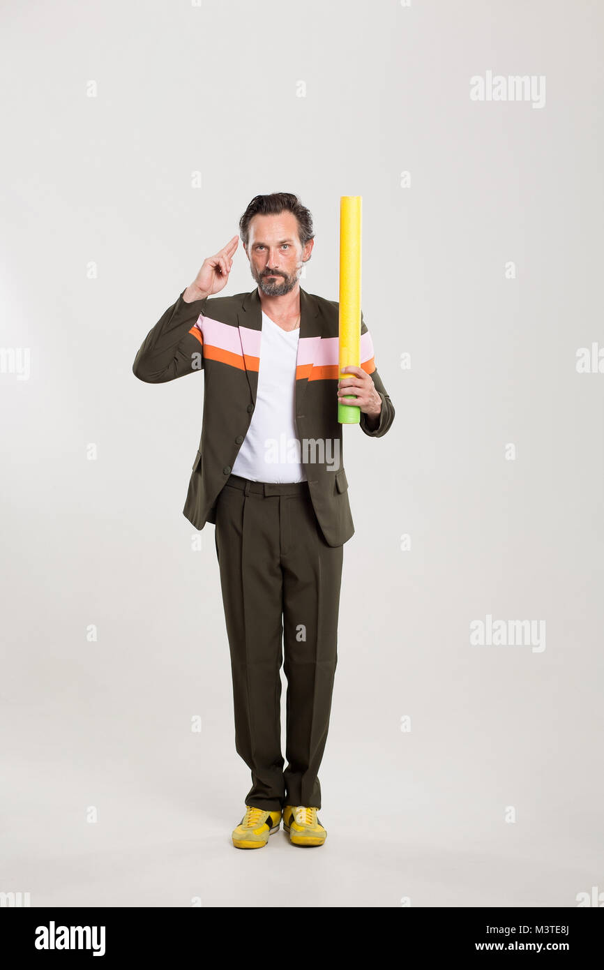 Homme heureux en costume drôle Banque D'Images