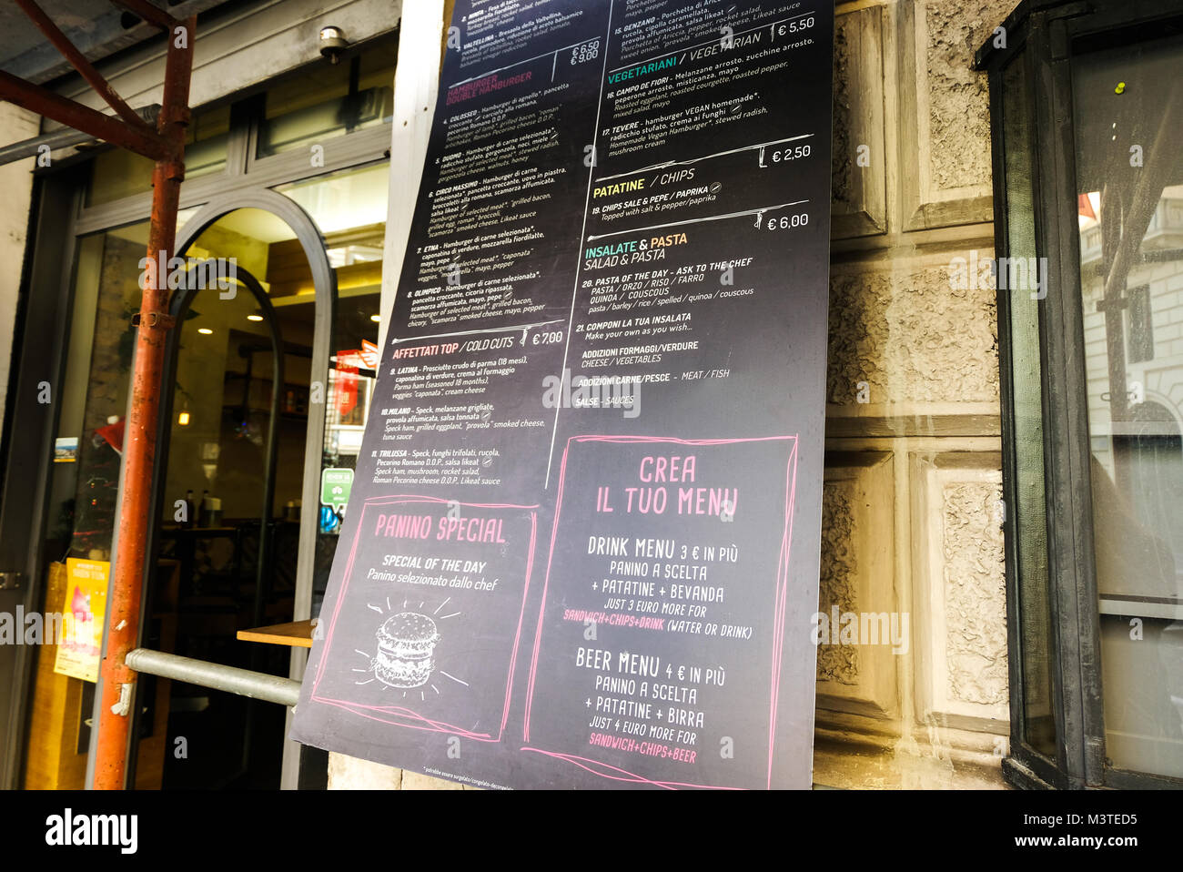 Rome, Italie - le 8 novembre 2017 : Menu et prix sur un panneau d'affichage dans les rues de Rome. La cuisine locale. ROME, 8 novembre 2017 Banque D'Images