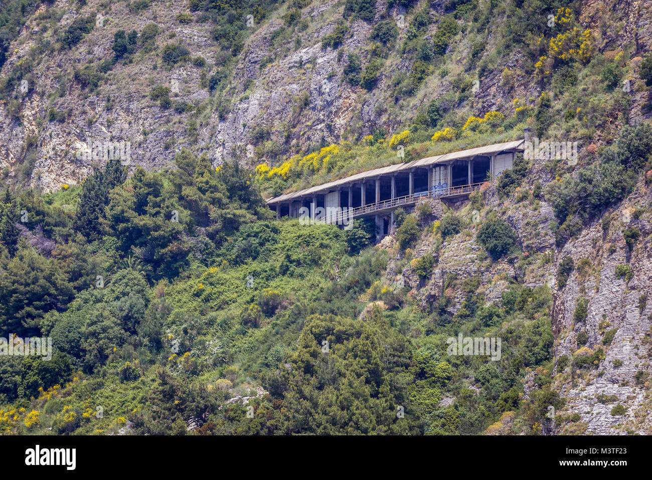Tunnel de la route européenne E80/E65 à Budva au Monténégro dans la côte de la mer Adriatique Banque D'Images