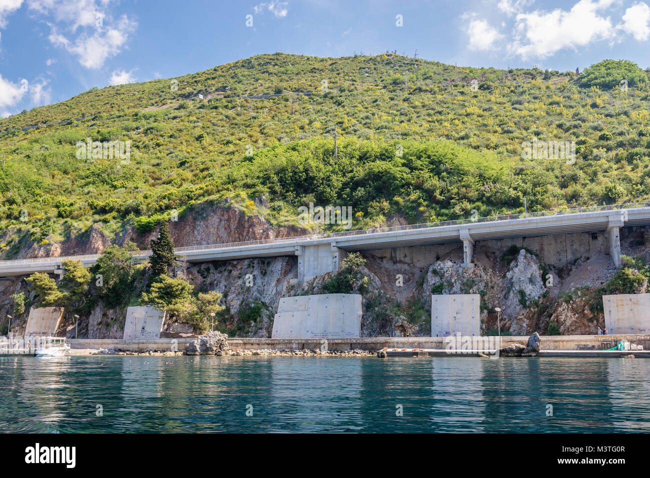 Vue de la mer sur la route européenne E80/E65 à Budva au Monténégro dans la côte de la mer Adriatique Banque D'Images