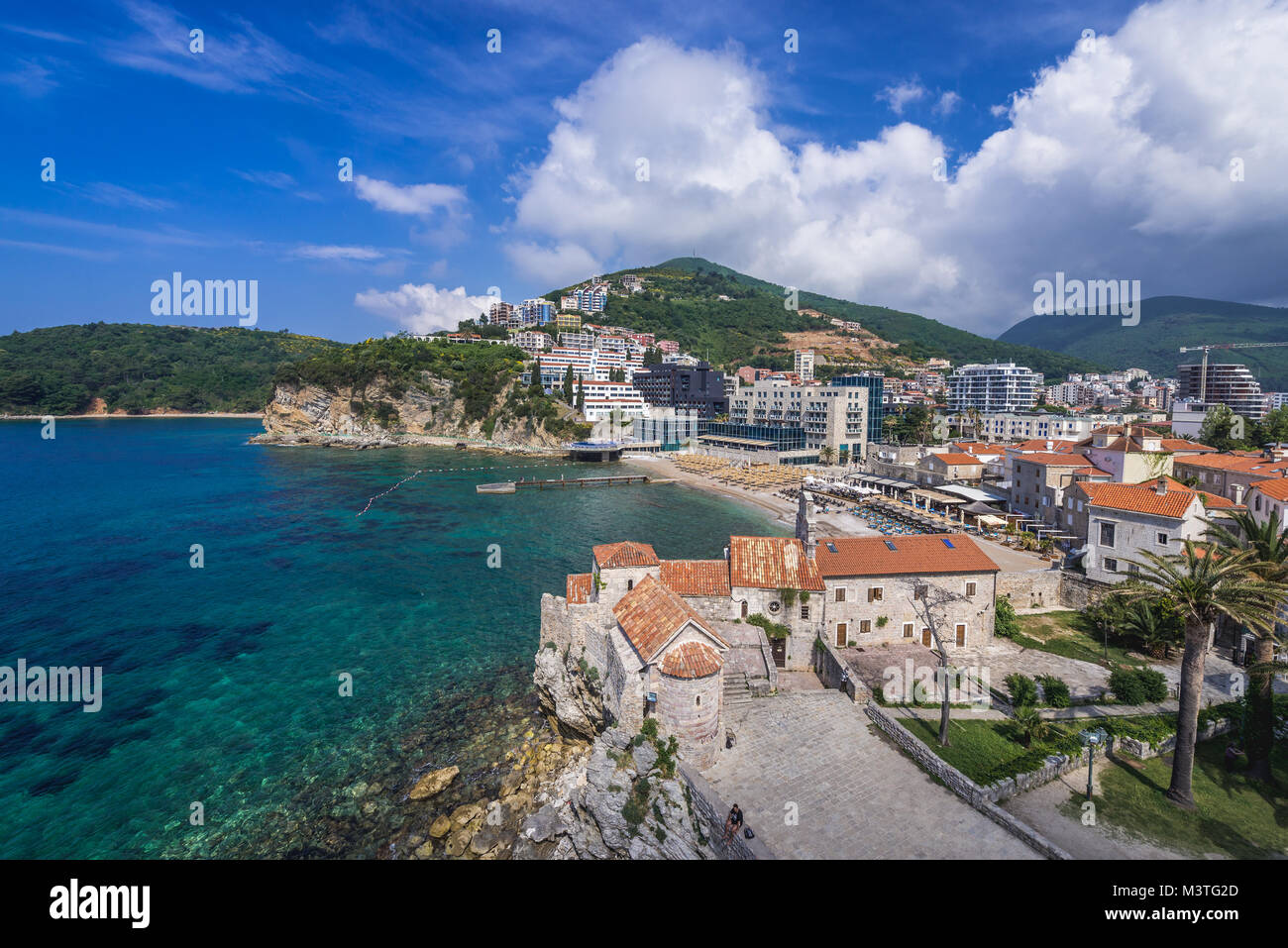 Vue aérienne avec de vieilles églises de Saint Sava et Santa Maria à Punta Sur la vieille ville de Budva, ville sur la côte de la mer adriatique au Monténégro Banque D'Images