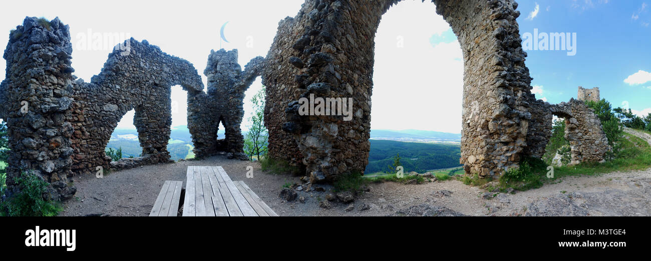Vue panoramique sur l'ancien château montagne en Autriche Banque D'Images