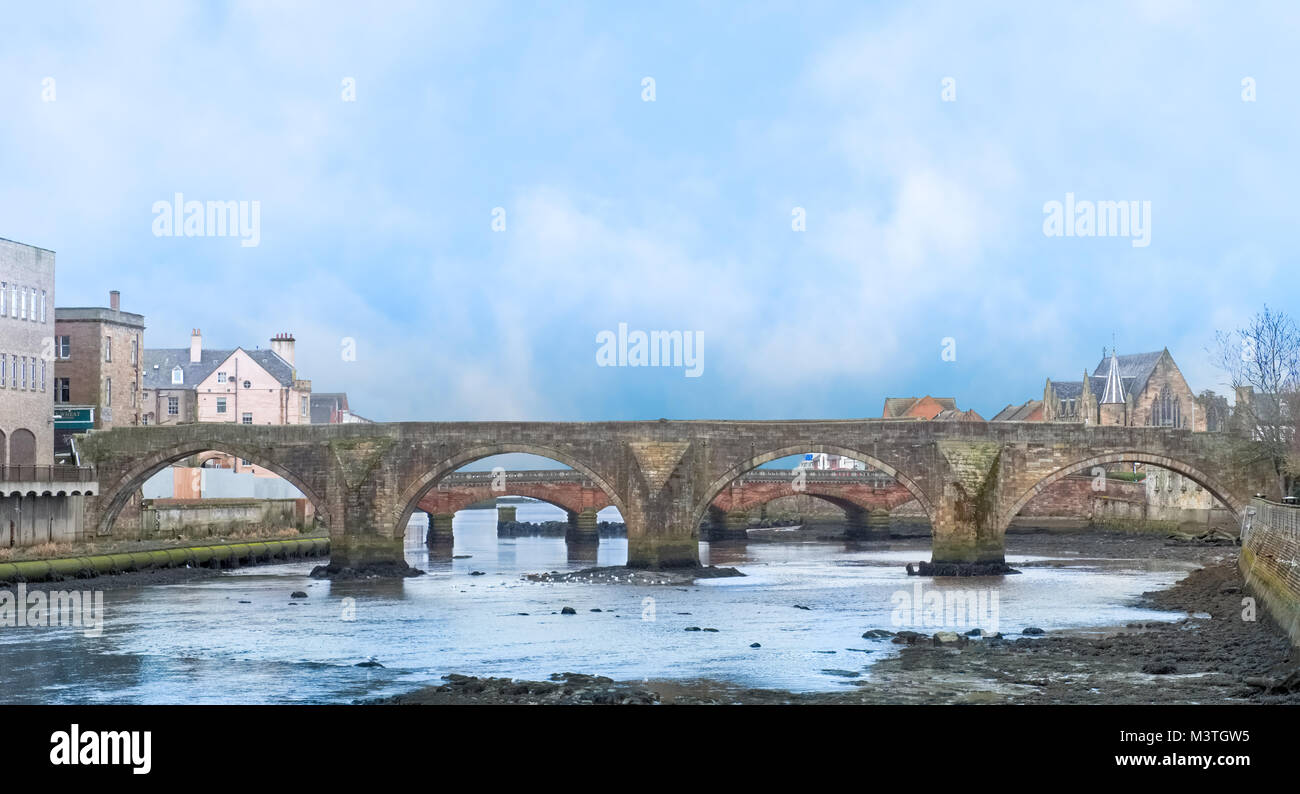 L'Auld Brigg ou pont menant à centre-ville d'Ayr, qui est au cœur de te brûle, un célèbre poète écossais et le poète national. Banque D'Images