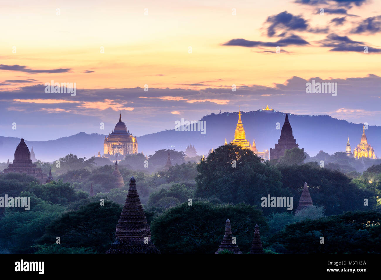 Bagan : Thatbyinnyu Temple, Temple Ananda, temples dans le vieux Bagan, stupa Tan Kyi Paya au sommet de montagne, , Région de Mandalay, Myanmar (Birmanie) Banque D'Images