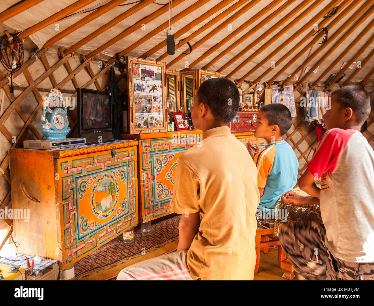 Les garçons mongol regarder la TV à l'intérieur de la ger Banque D'Images