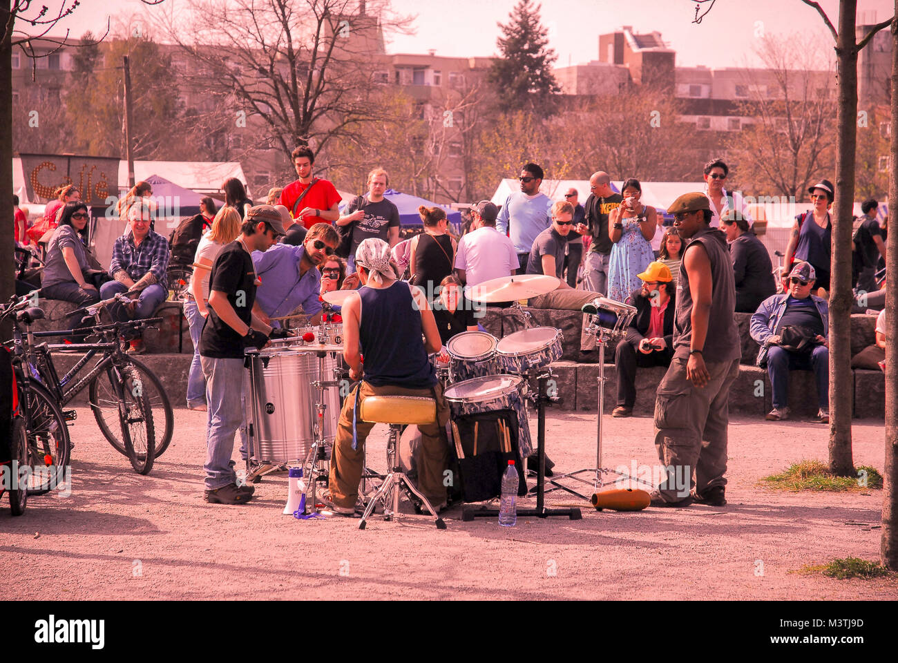 BERLIN - 3 avril : les musiciens à jouer de la batterie à MauerPark ,des personnes non identifiées, derrière eux,Berlin,Allemagne,sur avril 3,2011. Banque D'Images