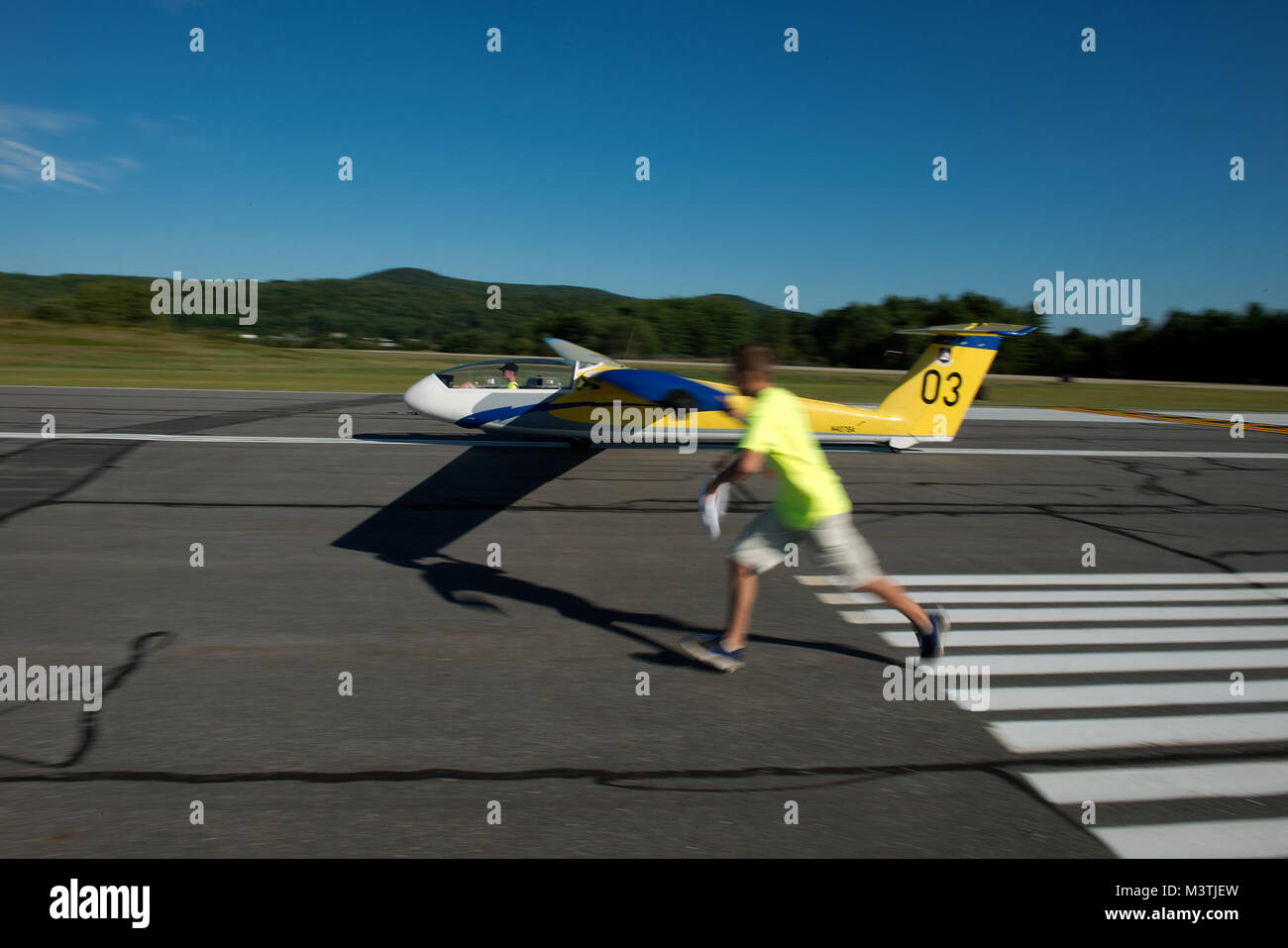 Les coureurs courent le long de côté et maintenir le niveau de l'aile du planeur jusqu'à ce qu'il a assez de vitesse pour le pilote à prendre le contrôle au cours de la région nord-est de l'Académie de planeur à Springfield, Vermont), en plus de tenir l'aile, l'aile-runner communique à la fois avec l'avion remorqueur de planeurs et les pilotes utilisant des signes de la main. (U.S. Air Force photo/Master Sgt. Jeffrey Allen) par AirmanMagazine_3523 DSC Banque D'Images