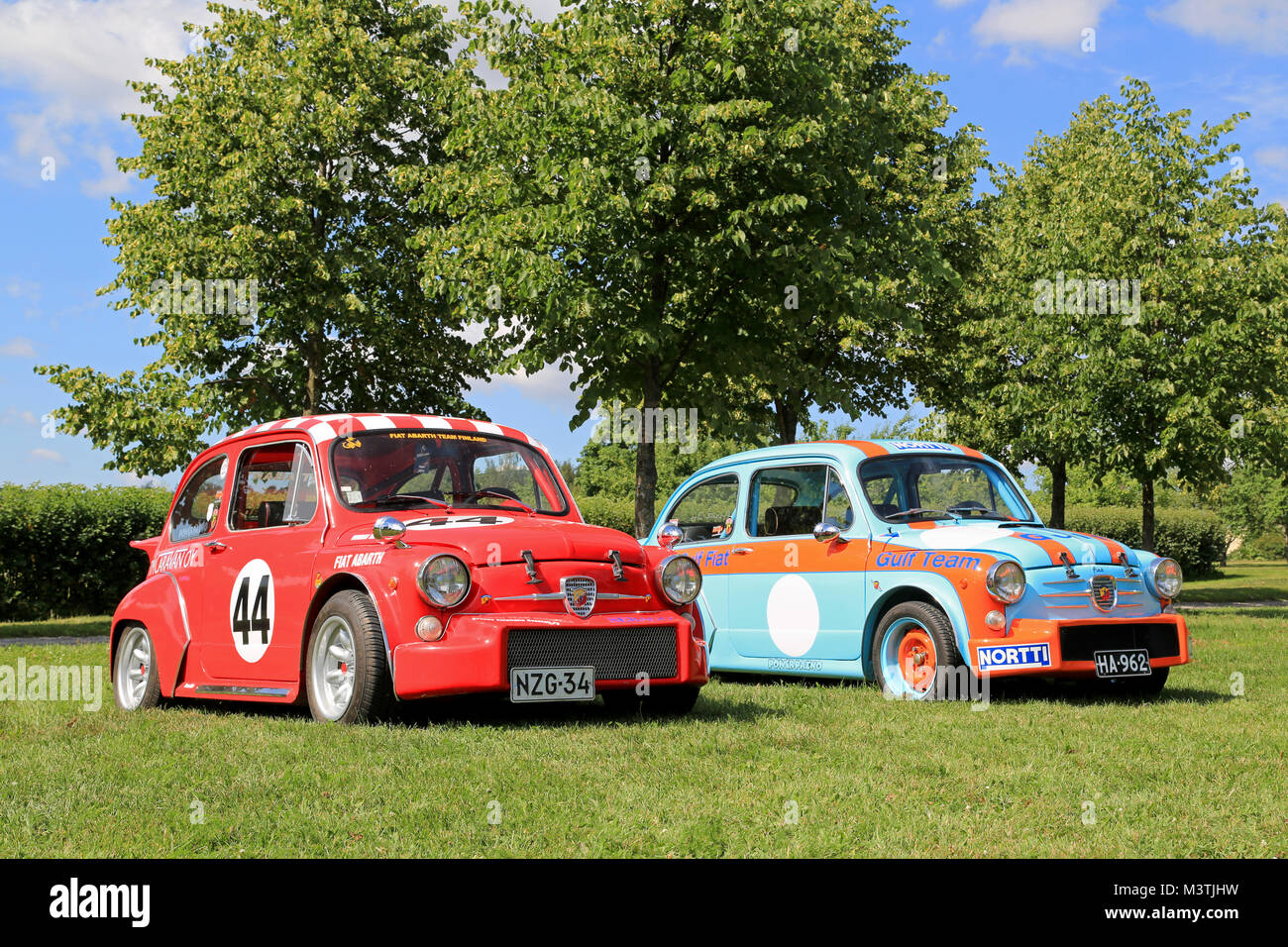 PIIKKIO, FINLANDE - le 19 juillet 2014 : Deux FIAT Abarth voiture de course dans un parc. Abarth a commencé son association avec Fiat, en 1952. Banque D'Images