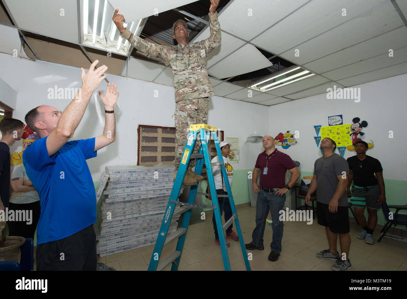 RODMAN, Panama (Juin 23, 2016) - Le Lieutenant aumônier Greg Woodard, attribué à Harper's Ferry landing ship dock classe USS Oak Hill, à gauche, assiste le capitaine Luis Gonzalez, service nationale panaméenne de l'air et de la marine nationale, droite, en retrait et remplacement de carreaux de plafond dans une salle de classe pendant un événement de relations communautaires (COMREL) à l'Escuela Jésus de los Pores elementary school à Arraijan, Panama. Pour commémorer la récente expansion du canal de Panama, Oak Hill effectue une escale à Rodman, Panama. Au cours de la visite, le navire est l'hôte d'une réception avec des représentants locaux et des diplomates de la Banque D'Images