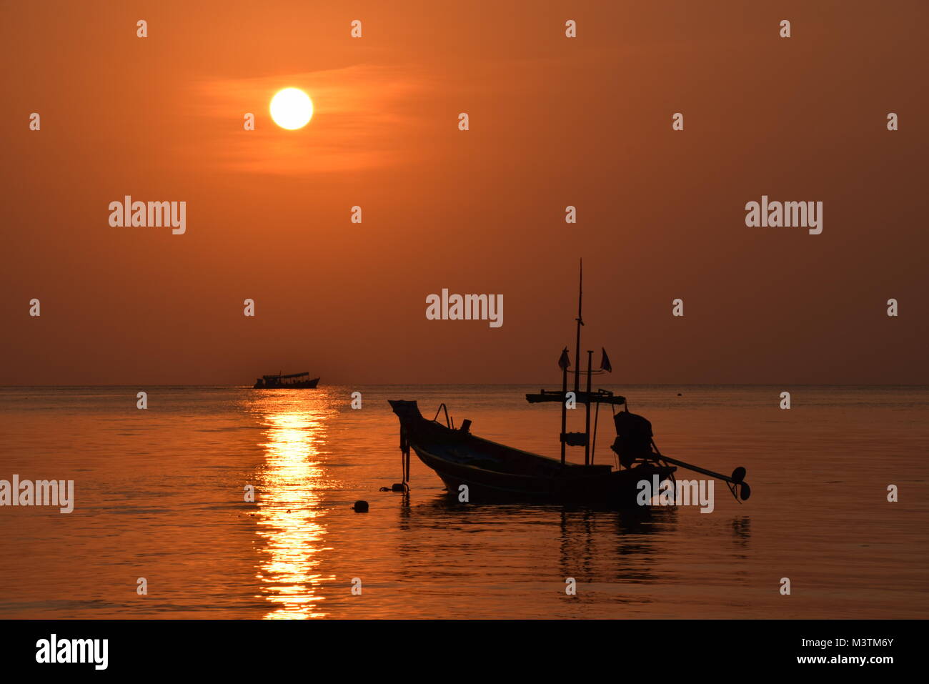 De la voile au coucher du soleil dans une plage en Thaïlande Banque D'Images