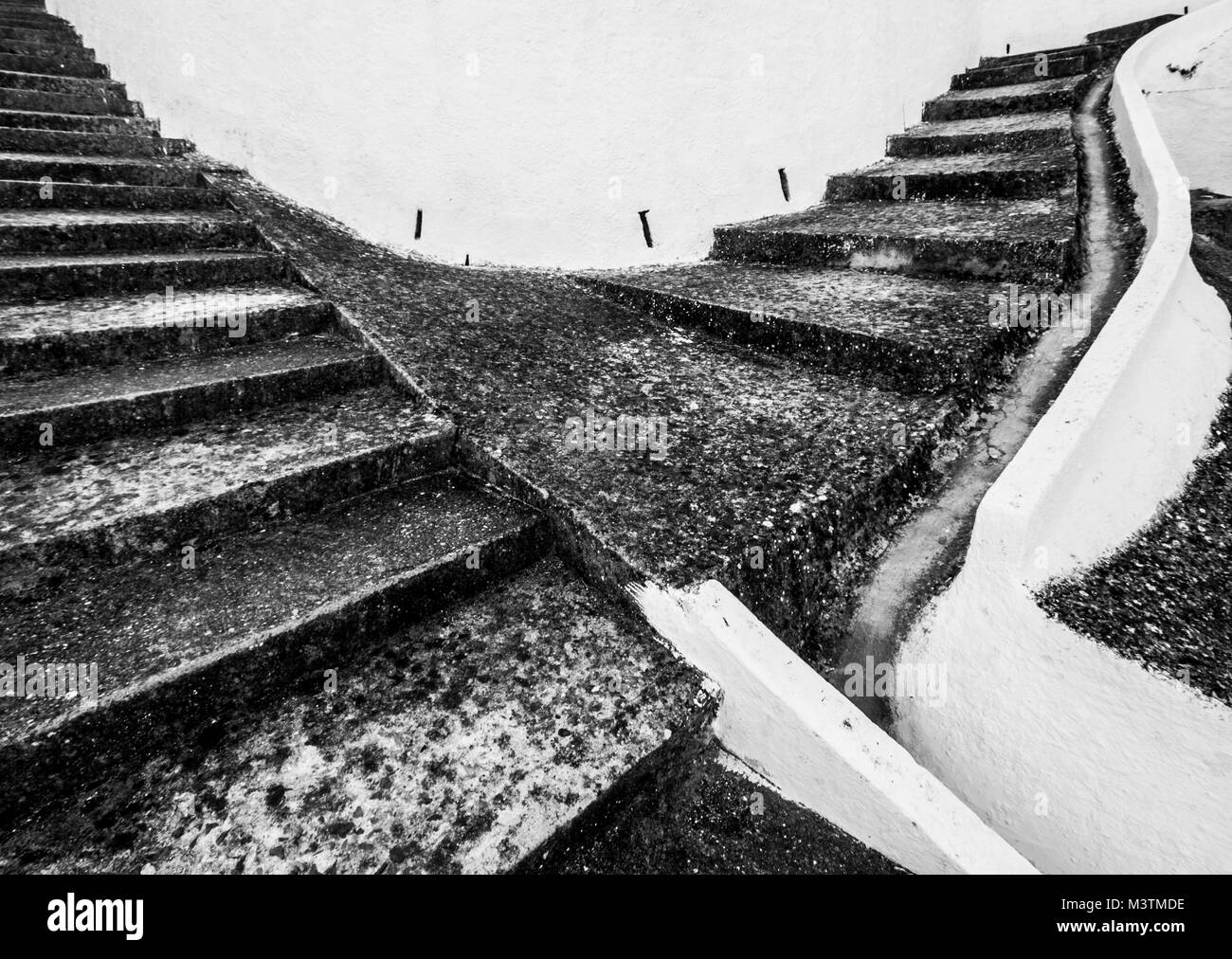 Photographie en noir et blanc d'escaliers en béton. Banque D'Images