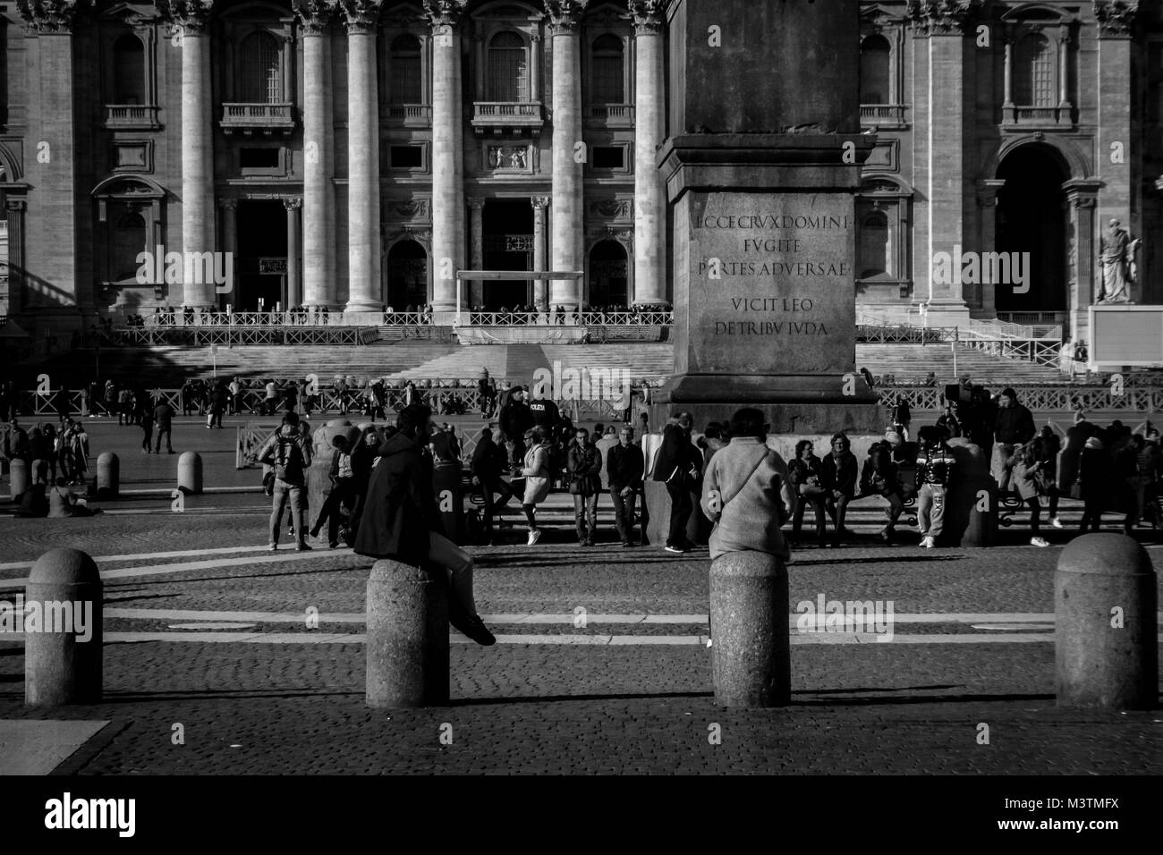 Photo prise à St Peter's, Rome, où deux amoureux sont au repos Banque D'Images
