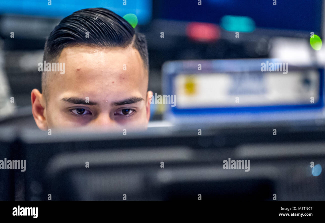 Navigant de première classe Airick Pelen, un technicien de surveillance de l'air affecté à la 169e Escadron de défense aérienne (ADS), New York Air National Guard à Wheeler Army Airfield, Wahiawa, Oahu, Hawaii, surveille le mouvement des aéronefs dans l'espace aérien autour des îles Hawaï, Aug 11, 2016. (U.S. Air Force photo par J.M. Eddins Jr.) 160811-F-LW859-011 par AirmanMagazine Banque D'Images