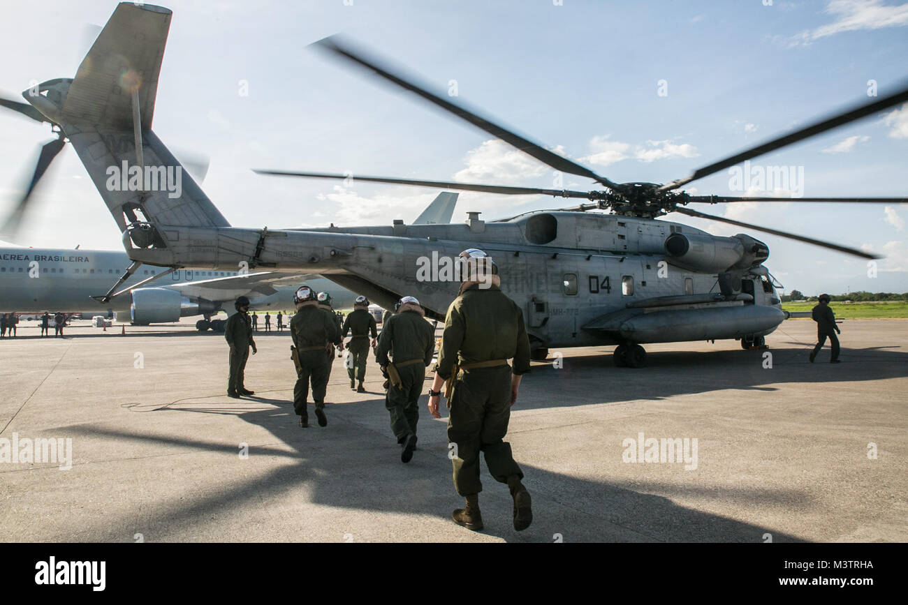 Les Marines américains avec des Groupe de travail air-sol marin Southern Command, déployés à l'appui de la Force opérationnelle interarmées Matthieu, charge sur un CH-53E Super Stallion pour livrer le riz et autres denrées alimentaires à Les Cayes, Haïti, le 6 octobre 2016. La foi Matthieu livré plus de 10 000 livres de fournitures à leur premier jour d'opérations de secours, l'aide humanitaire et des secours après le passage de l'Ouragan Matthew. (U.S. Marine Corps photo par le Cpl. Kimberly Aguirre/libérés) 161007-M-NX410-010 par ussouthcom Banque D'Images