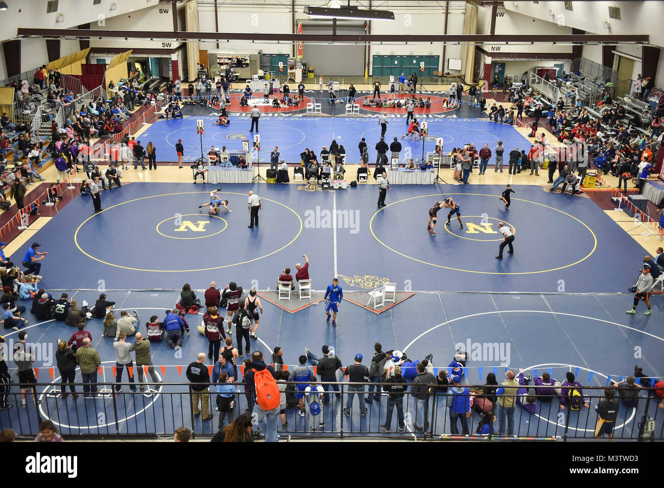 161217-N-OO032-088 Bremerton, dans l'État (déc. 17, 2016) Le Tournoi-invitation-marteau Wrestling héberge ses finales, avec des nattes fournies par All-Navy la lutte, pour déterminer le tournoi champions à l'Kitsap Sun Pavilion. All-Navy Wrestling a été présenté comme un tournoi, et nous fournissons des prix, de la sécurité, de matelas et d'un stand d'information favorisant l'All-Navy au programme sportif les deux jours de tournoi, qui comprenait 44 hommes et 16 femme folkstyle highschool wrestling, équipes de tout l'état de Washington. (U.S. Photo par Marine Maître de 1re classe Cory Asato) Parution/161217-N-OO Banque D'Images