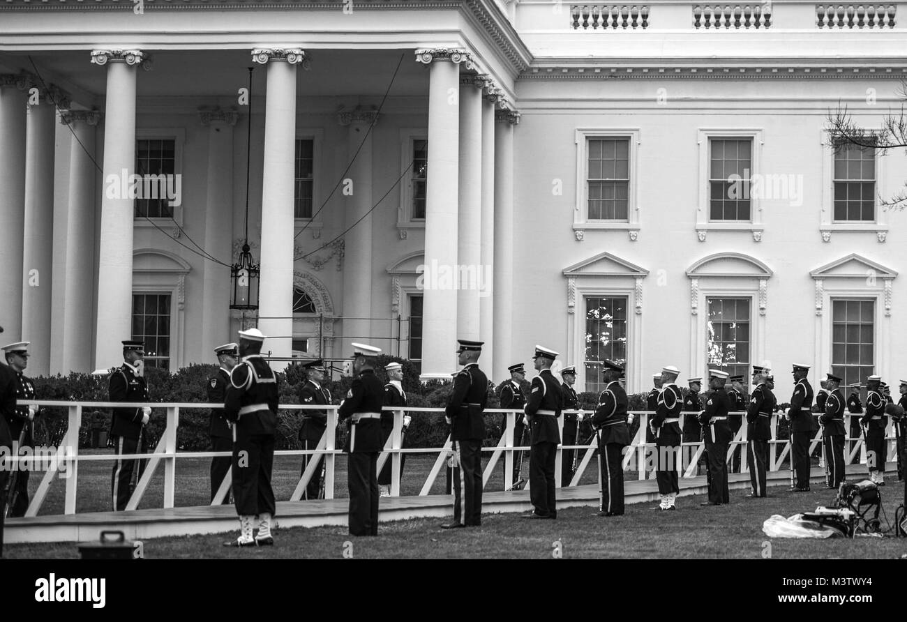 Les membres du service des États-Unis avec la garde d'honneur des Forces armées communes bordent le chemin de la Maison Blanche à la tribune lors de la 58e Cérémonie d'investiture à Washington, D.C., le 20 janvier 2017. Plus de 5 000 membres de toutes les branches des forces armées des États-Unis, y compris les réserves et les composants de la Garde nationale, à condition que l'appui de cérémonie et l'appui de la défense aux autorités civiles au cours de la première période. (DoD photo par le sergent de l'US Air Force. Marianique Santos) 170120-D-NA975-1670 par AirmanMagazine Banque D'Images