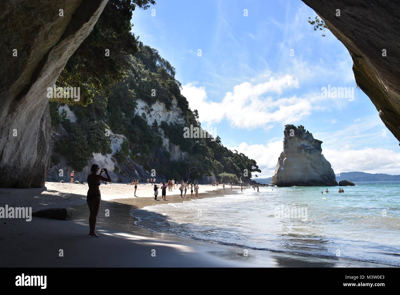 Promenade à travers la grotte de Cathedral Cove et vous trouverez la plus belle plage en Nouvelle-Zélande. Banque D'Images