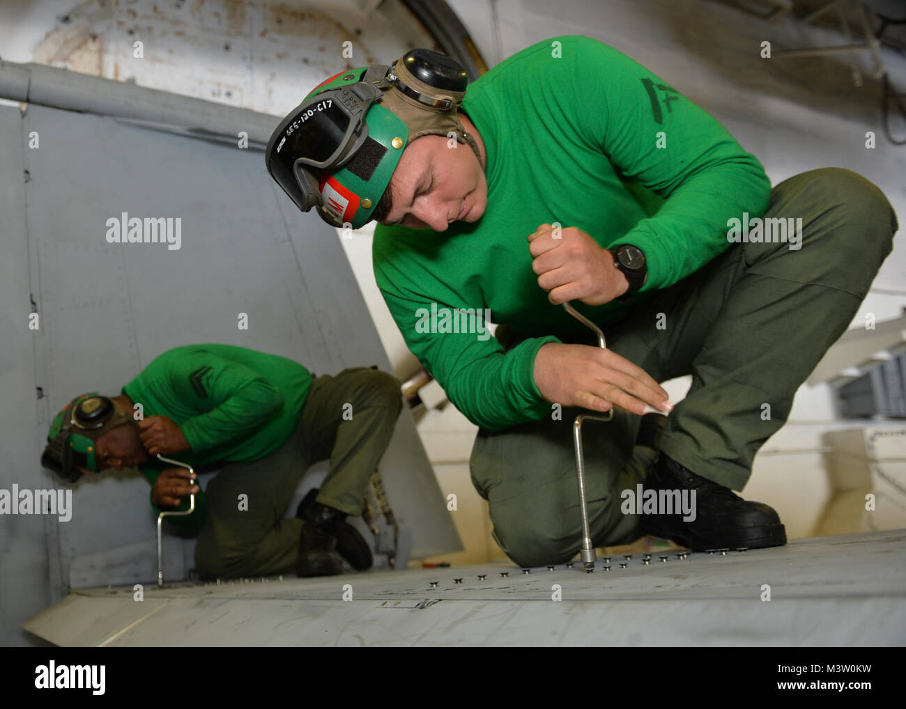 Océan Pacifique (Mars 22, 2017) Le Cpl. Terrence Duncan, gauche, originaire de Greensboro, N.C. et lance le Cpl. Jeremy Mosteller, originaire de Vienne, Va., affecté à la "mort" des Rattlers de chasse Marine Attack Squadron (VMFA) 323, effectuer la maintenance sur un F/A-18C Hornet à bord du porte-avions USS Nimitz (CVN 68). Nimitz est actuellement en cours d'exercice de l'unité de formation Composite (COMPTUEX) avec le groupe aéronaval du Nimitz en préparation pour un prochain déploiement. COMPTUEX teste un groupe aéronaval a pour mission de préparation et de capacité à fonctionner comme une unité intégrée grâce à une simulation Banque D'Images